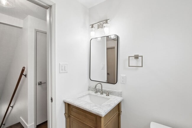 Building Photo - 4 Bedroom 2 Bathroom - Freshly Remodeled Available for Immediate Move-In