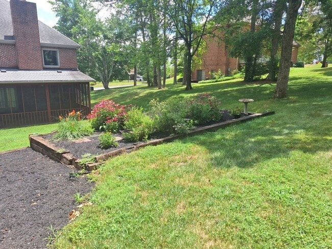 Building Photo - 4bd/3 bath located in desirable neighbor in Fox Den Subdivision in West Knoxville