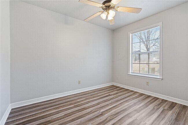 Building Photo - 884 W Holly St