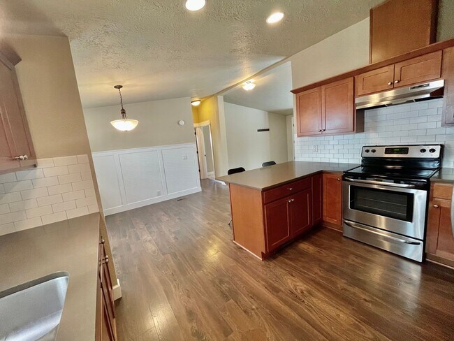 Primary Photo - Spacious 3 Bedroom/2 Bath Home with genero...