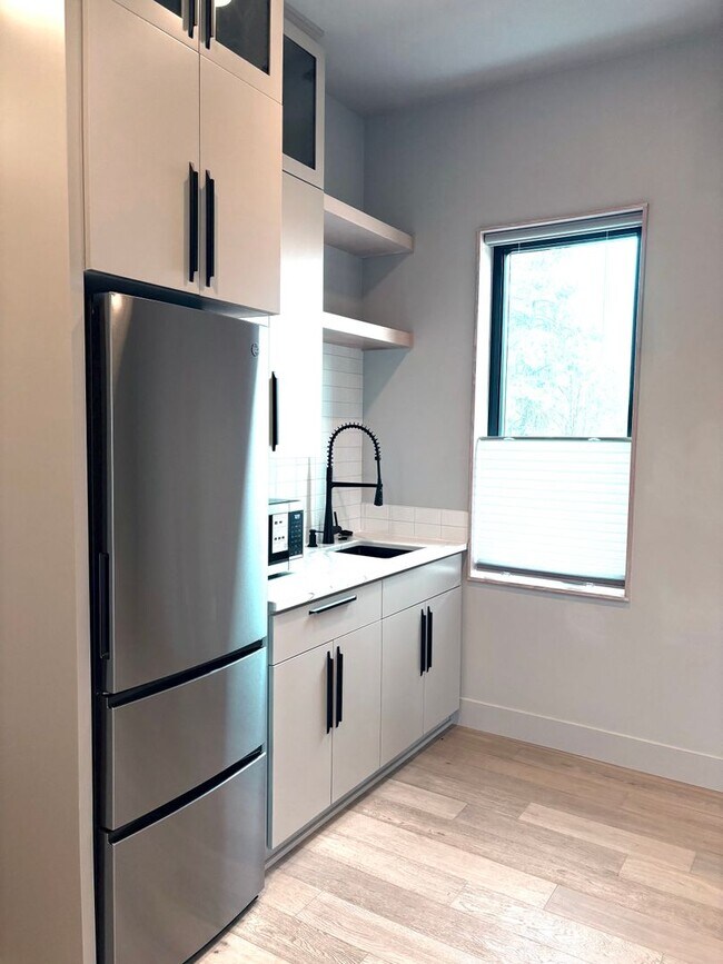 Building Photo - MOVE IN SPECIAL! One bedroom apartment on Bend's SW side. End Unit