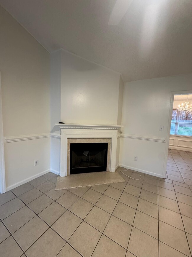 Building Photo - 136 Creek Commons Ave