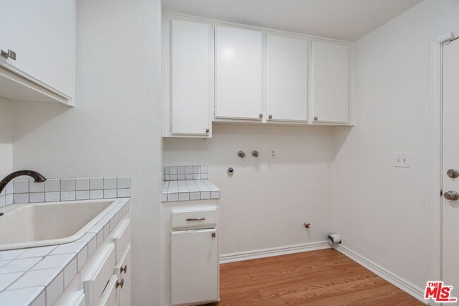 Building Photo - 5683 Hazelcrest Cir