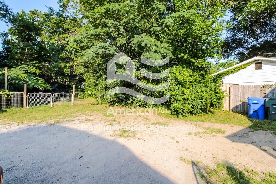 Building Photo - 3023 River Dr