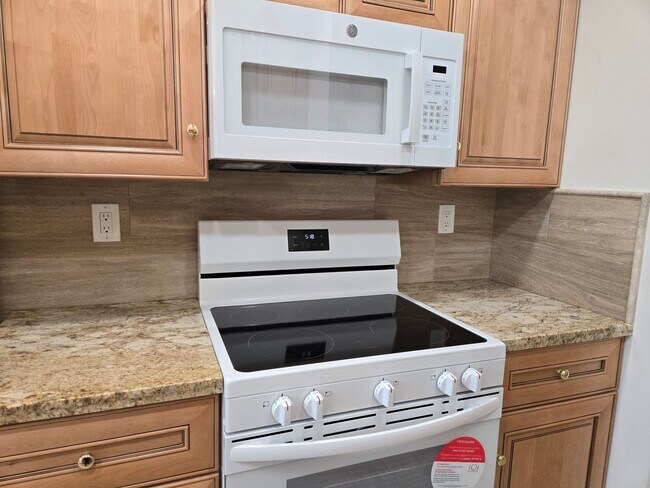 Building Photo - Completely Upgraded 2 bedroom Condo in Riverside