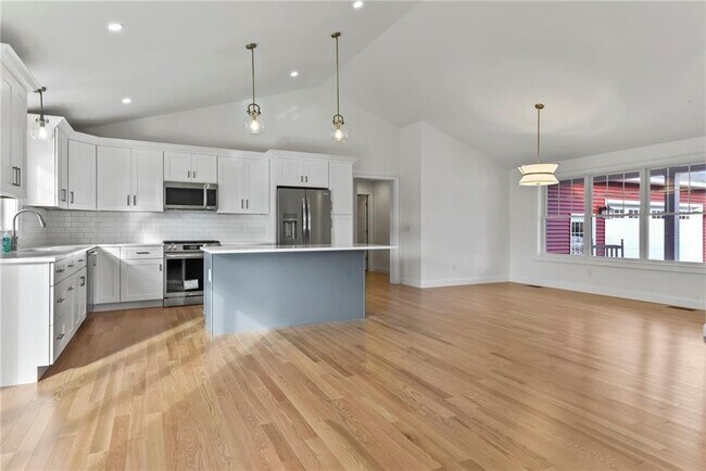 Building Photo - 95 Honeysuckle Rd