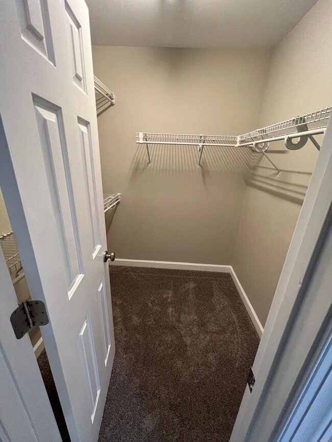 Building Photo - Beautiful 5 bedroom Executive Home In Wakefield