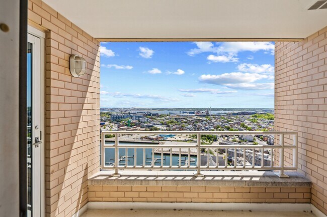 Building Photo - 100 Harborview Dr