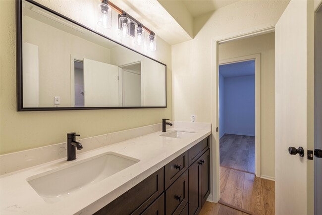 Building Photo - 462 Capehill Dr