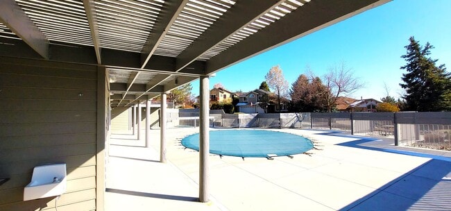 Building Photo - Beautifully Updated 3 Bedroom 2 Bath Updated Home in Lakeridge Springs Close to Community Pool an...