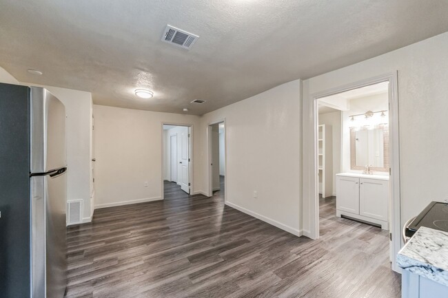 Building Photo - FOR LEASE 2/1  CORNER HOME