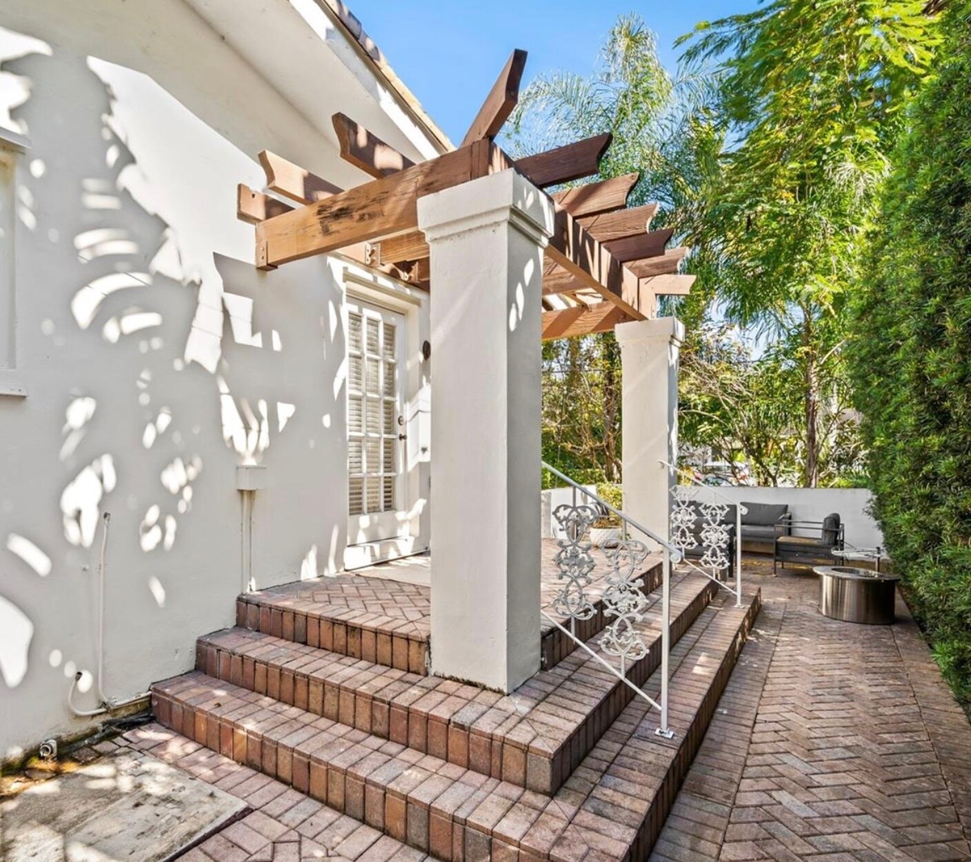 Building Photo - 300 Manor Pl