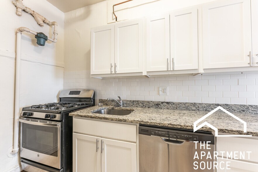 Building Photo - 520 W Cornelia Ave