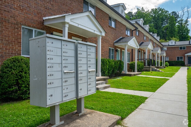 Building Photo - Palace Gate
