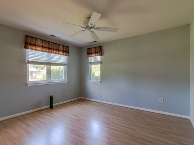 Building Photo - 159 Lakeside Dr