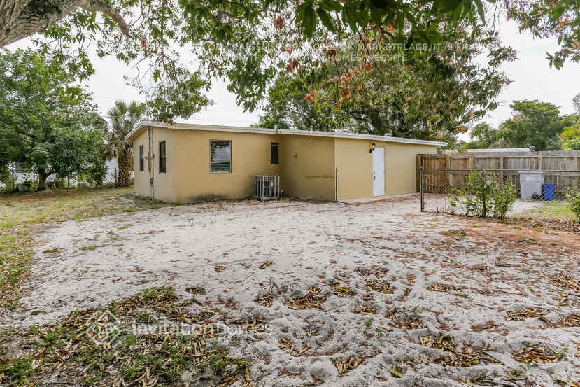 Building Photo - 1421 NE 40th Ct