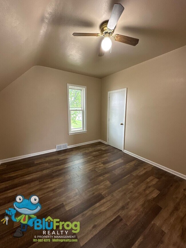 Building Photo - EZ - 202 Triplex