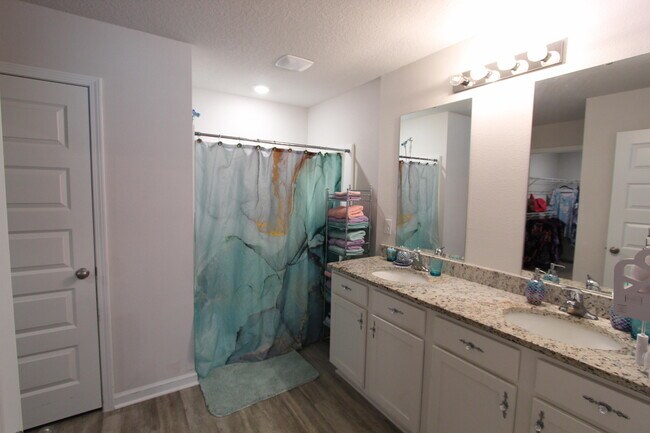 Building Photo - 5372 Wyndell Cir