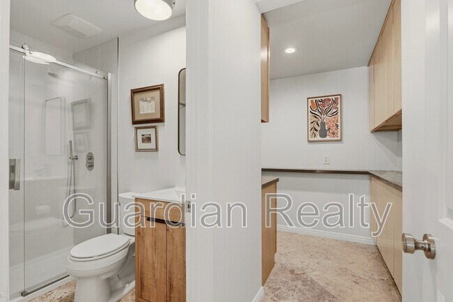 Building Photo - 3007 La Mesa Dr