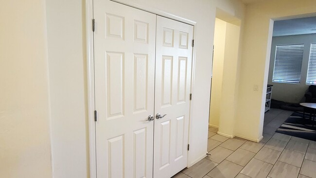 Building Photo - Like new 4-bedroom with Teen suite & Commu...