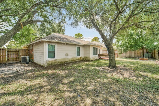 Building Photo - 14606 Vaughnville Dr