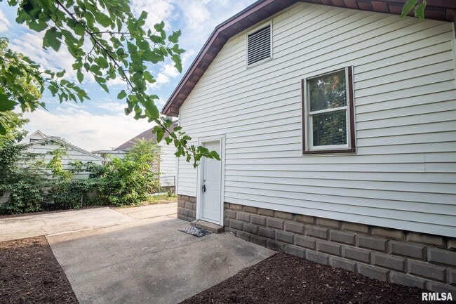 Building Photo - 4515 Drake Dr