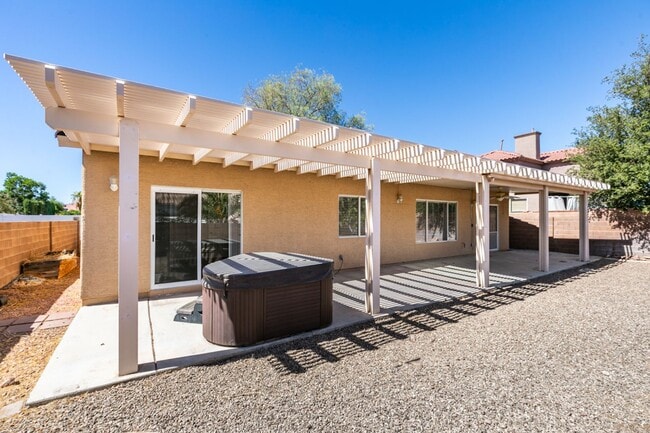 Building Photo - Charming Single-Story Home with Spa & Covered Patio Near Spencer & Wigwam in Las Vegas