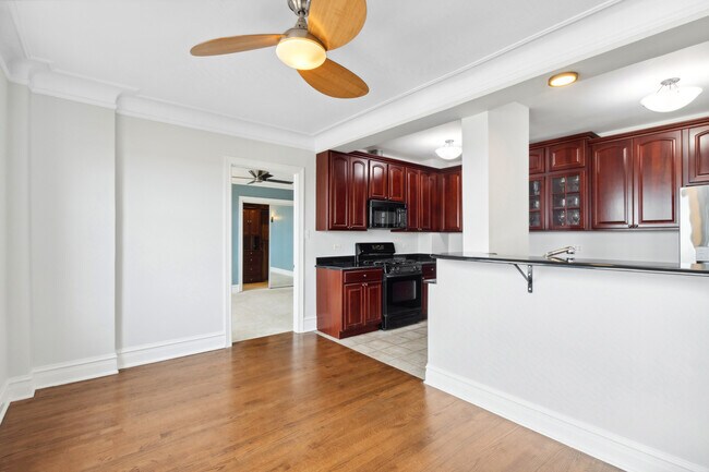 Building Photo - 1205 W Sherwin Ave