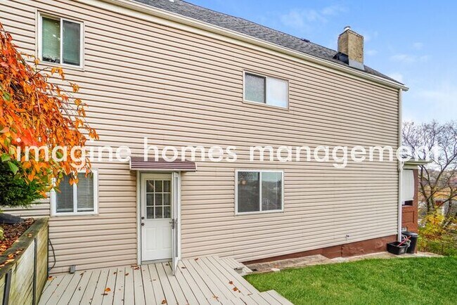 Building Photo - Spacious 3 Bed 2 Bath in McKees Rocks