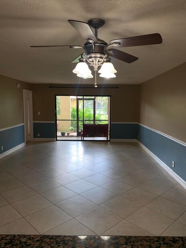 Building Photo - 2015 Coral Ridge Dr
