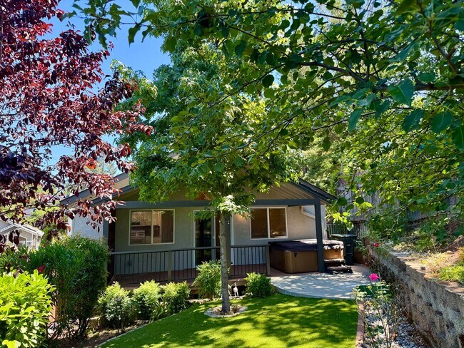 Building Photo - Spacious 3 bedroom, 3 bath bi-level home nestled in the scenic Sierra Nevada foothills