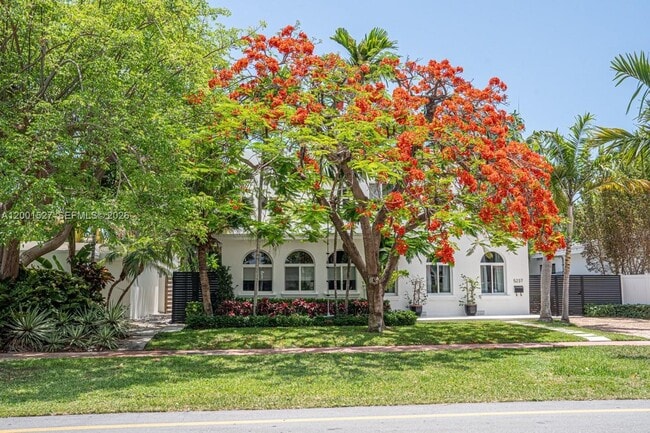 Building Photo - 5237 La Gorce Dr