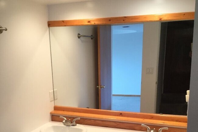 Building Photo - 2309 Wellington St