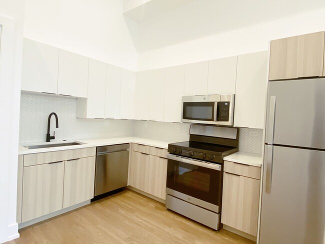 Primary Photo - East Lakeview - Huge Studio Apartment - Ne...