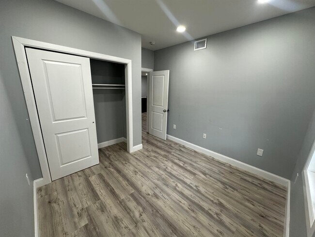 Building Photo - 514 43rd St