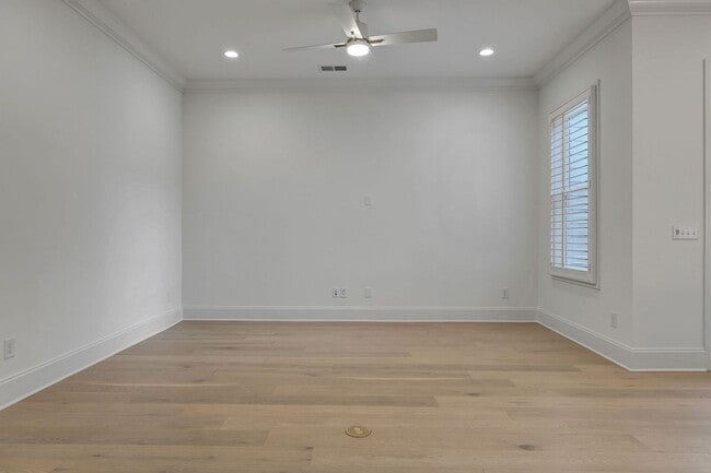 Building Photo - Luxurious Low-Maintenance Living in Westha...