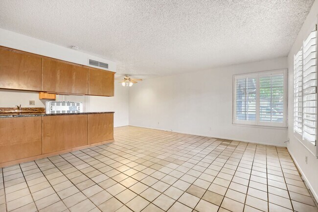 Building Photo - Cozy 2-Bedroom Apartment with Community Amenities