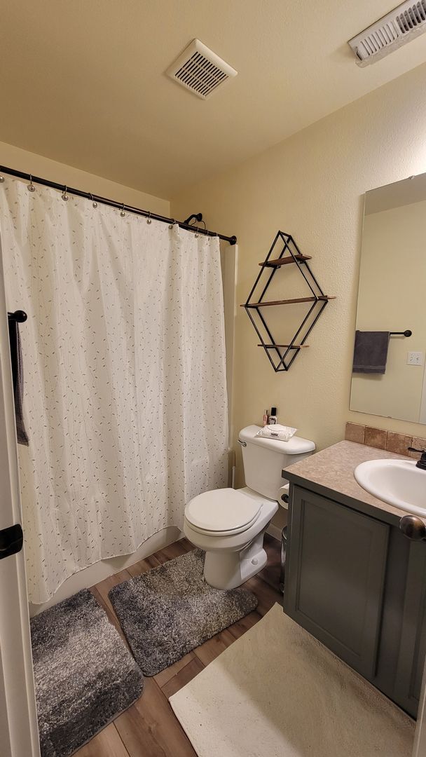 Building Photo - Amazing 3 br 2 bath ONE LEVEL home on fully fenced large lot on cul de sac!