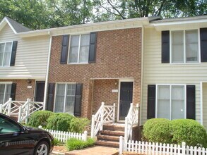 Building Photo - Convenient Location!! Spacious Bedrooms! S...