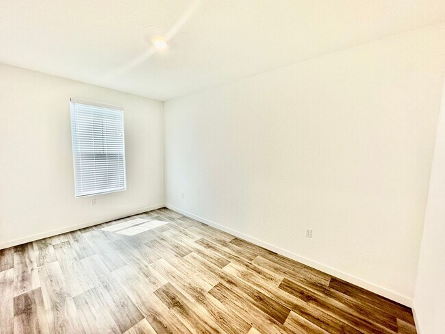 Building Photo - Newly-Built NextGen 5 bed 3.5 bath Lennar ...