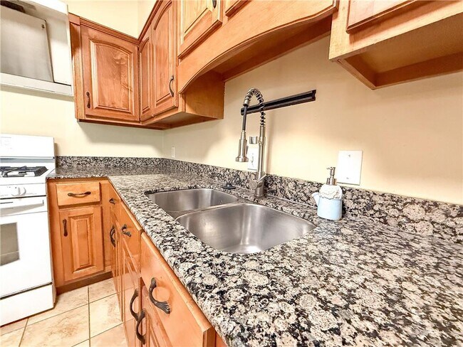 Building Photo - 2772 N Grafhill Dr
