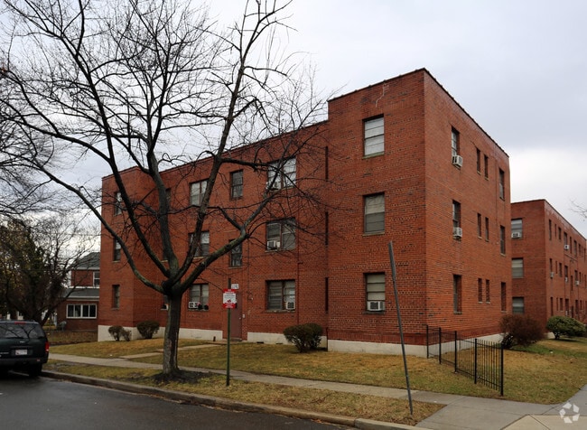 Building Photo - 3392 Blaine St NE