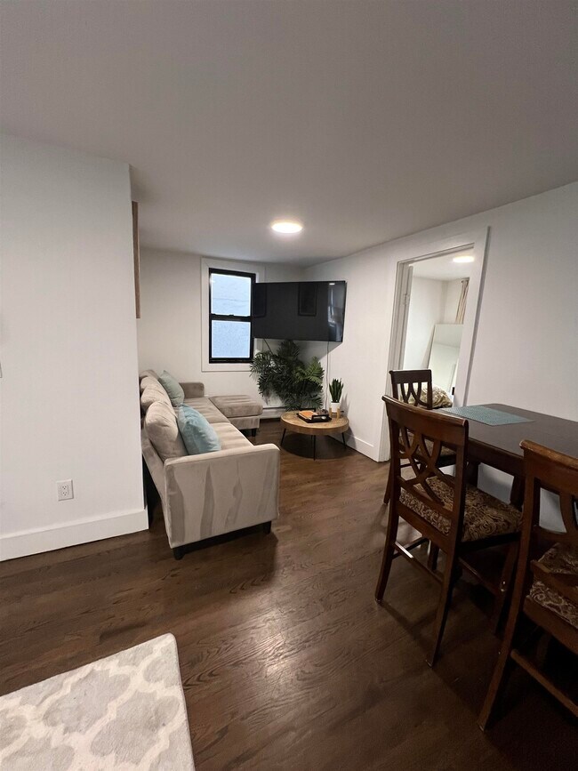 Building Photo - 506 Grand St