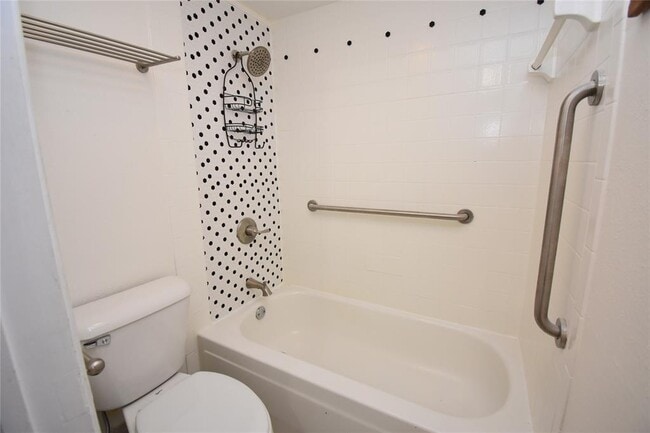 Building Photo - 8888 Tallwood Dr