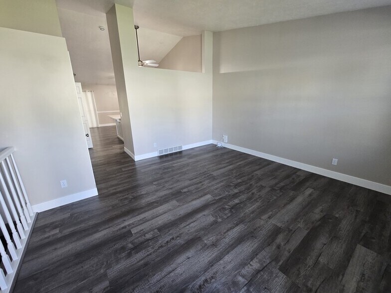 Building Photo - 5475 1360 W