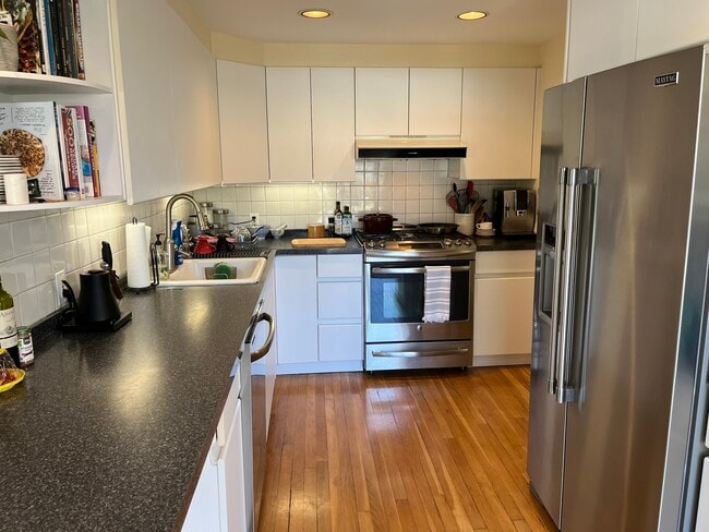 Building Photo - 172 Ponus Ave