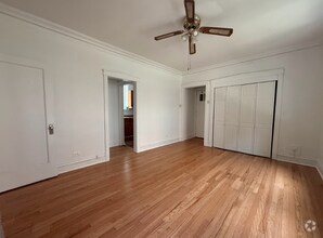 Building Photo - ?? Cozy 1BR Retreat in Hyde Park – Heat & ...