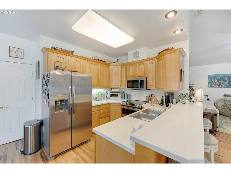 Building Photo - 1120 Lakeshore Dr