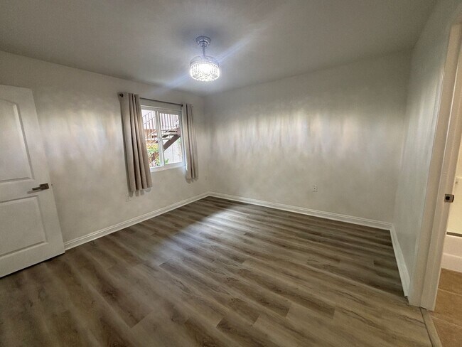 Building Photo - Updated one bedroom is ready for its new r...