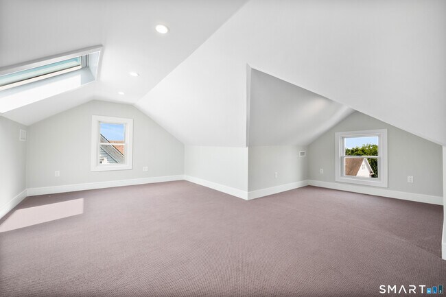Building Photo - 115 E Elm St